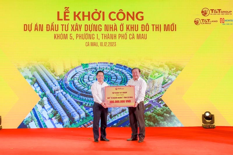  Ông Nguyễn Ngọc Nghị - Thành viên HĐQT, Phó Tổng Giám đốc Tập đoàn T&T Group (bên trái) trao biển ủng hộ Quỹ Vì người nghèo tỉnh Cà Mau 300 triệu đồng cho ông Trần Văn Hiện, Chủ tịch Uỷ ban MTTQ Việt Nam tỉnh Cà Mau (bên phải).