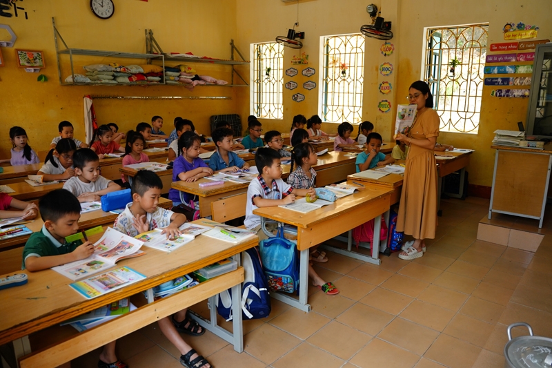  Cô trò Trường Tiểu học Kim Đồng (Yên Bái) mới được quay lại trường học, sau những ngày bão lũ nước ngập cao đến gần 3m.