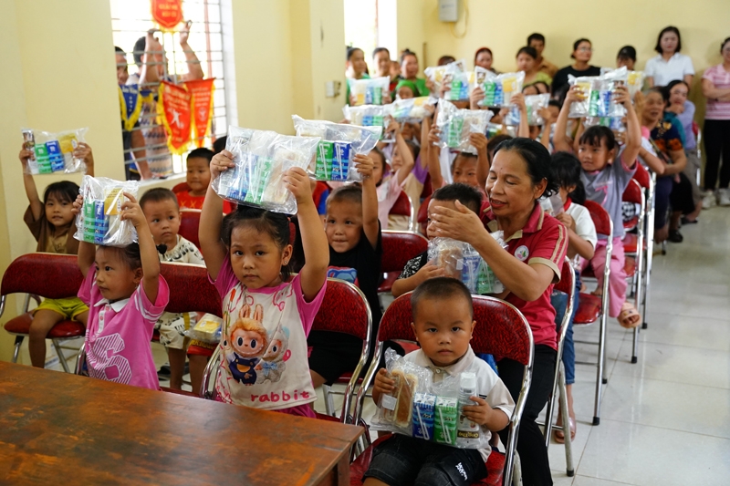  Vinamilk dành tặng nhiều sự hỗ trợ cho trẻ em tại các địa phương bị ảnh hưởng bởi thiên tai.