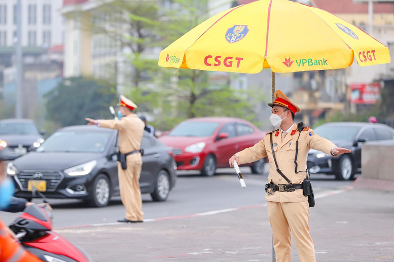  Việc giám sát của nhân dân không được làm ảnh hưởng đến hoạt động của cán bộ, chiến sĩ khi đang thực thi công vụ