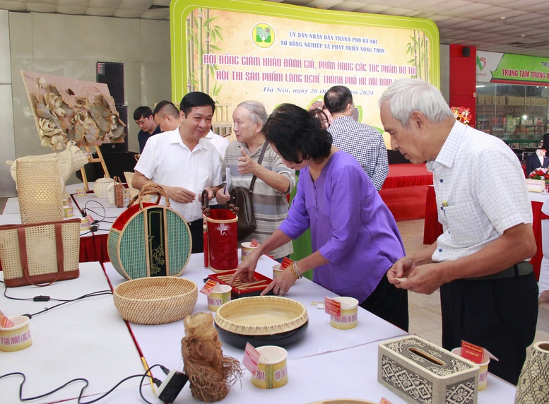  Ông Nguyễn Văn Chí, Phó Chánh văn phòng Văn phòng Điều phối NTM TP. Hà Nội bên các sản phẩm làng nghề Thủ đô. Ảnh: VGP/Thiện Tâm