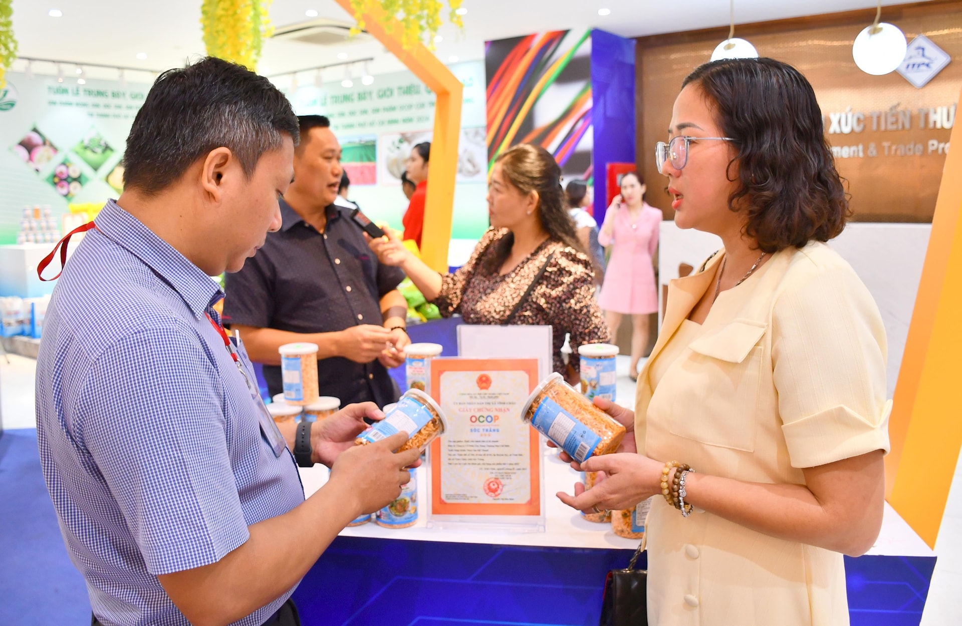 Khách hàng đến tham quan, mua các sản phẩm đặc sản của Sóc Trăng tại thành phố Hồ Chí Minh. Ảnh: H.Phạm