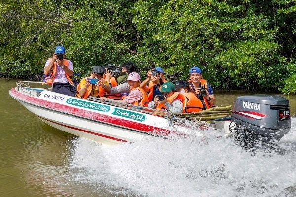  Tour trải nghiệm xuyên rừng bằng ca nô thu hút nhiều du khách