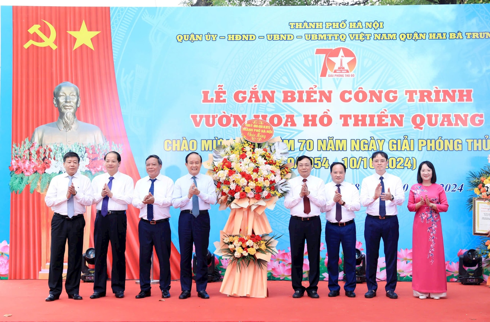  Lãnh đạo thành phố tặng hoa chúc mừng quận Hai Bà Trưng gắn biển công trình vườn hoa hồ Thiền Quang. Ảnh: Đình Hiệp