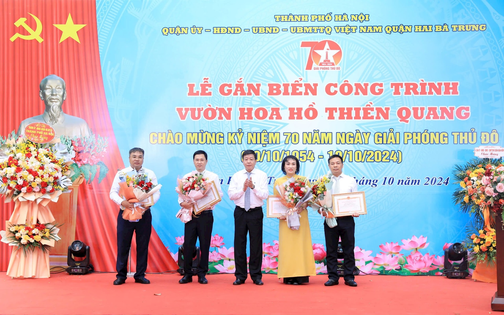  Phó Chủ tịch UBND thành phố Dương Đức Tuấn trao Bằng khen tặng các tập thể, cá nhân. Ảnh: Đình Hiệp