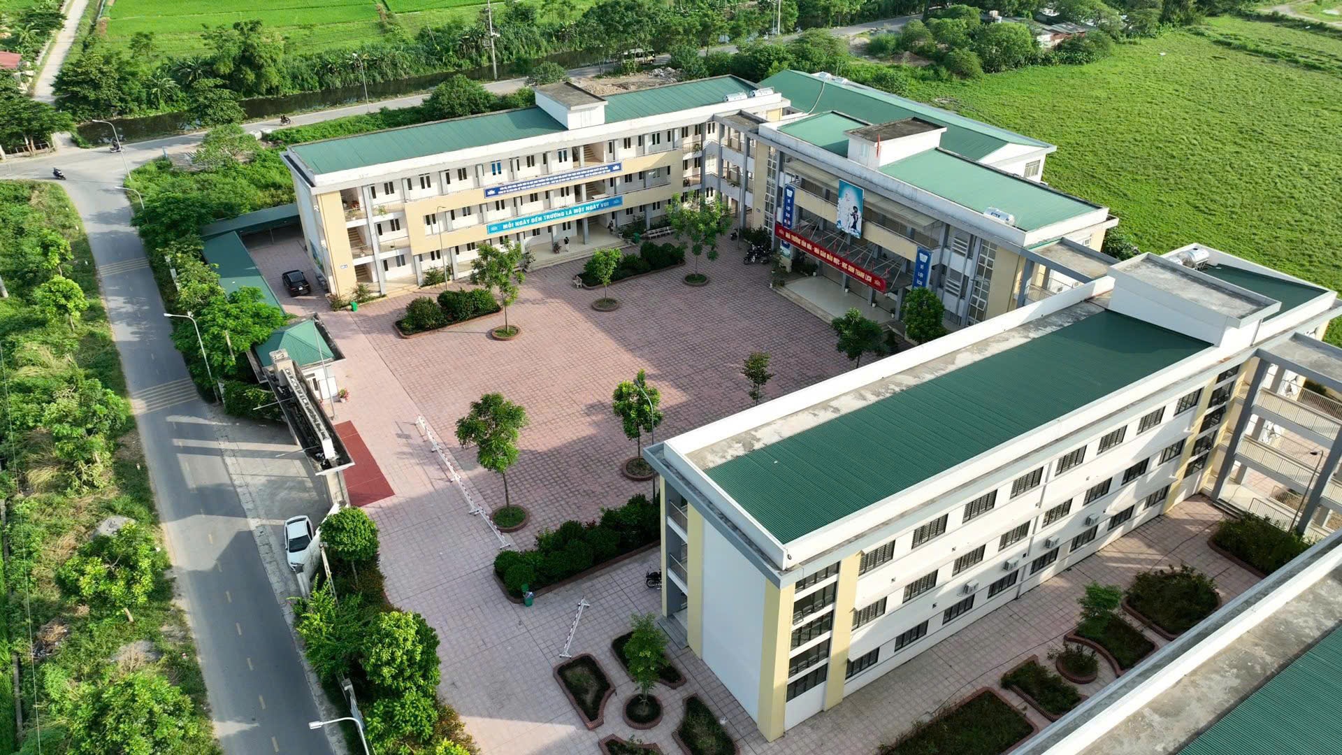  Trường Tiểu học Bích Hòa (huyện Thanh Oai) được đầu tư xây dựng khang trang gắn với phong trào xây dựng nông thôn mới. Ảnh: Minh Ngọc