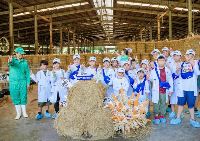  Các em còn biết được thêm nhiều thông tin thú vị như: 100% tài nguyên tái tạo tại các trang trại Vinamilk tương đương với lượng điện dùng cho 2 chuyến xe điện khứ hồi từ trái đất đến mặt trăng, số khối nước cho 86 hồ bơi Olympic và lượng carbon trung hòa tương đương 30.000 sân bóng phủ đầy cây xanh... Nhờ đó, các hộp sữa tươi Vinamilk được sản xuất từ các trang trại, nhà máy sẽ có ít sự tác động đến môi trường hơn.