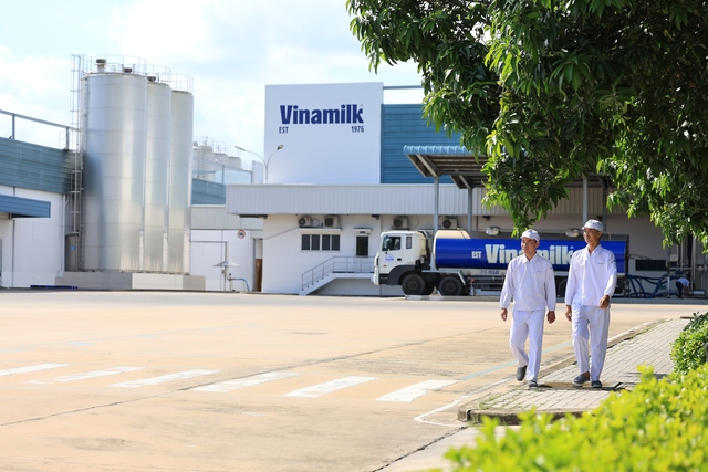  Vinamilk hiện quản lý hệ thống 14 nhà máy và 14 trang trại tại Việt Nam, trong đó có 3 trang trại sinh thái Green Farm. Tiên phong với các cam kết về phát triển bền vững, đặc biệt về giảm phát thải khí nhà kính, đến nay, Vinamilk đã có 2 nhà máy và 1 trang trại đạt chứng nhận Trung hòa Carbon theo tiêu chuẩn quốc tế PAS 2060:2014