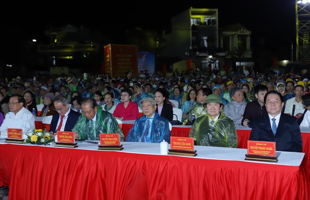  Lãnh đạo Đảng, Nhà nước, nguyên lãnh đạo Đảng, Nhà nước và các ban, bộ, ngành Trung ương và hàng ngàn người dân, đồng bào miền Nam dự lễ kỷ niệm. Ảnh: Minh Hiếu