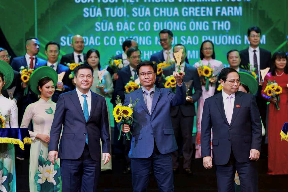  Ông Lê Hoàng Minh, Giám đốc Điều hành Sản xuất, đại diện Vinamilk đón nhận cúp Thương Hiệu Quốc Gia.