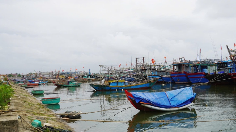  Các phương tiện tàu thuyền tại tỉnh Quảng Trị đã nhanh chóng vào bờ tránh trú bão Yinxing - Ảnh: VGP/Minh Trang