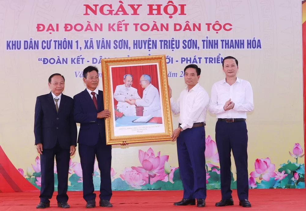  Nhân dịp này, ông Nguyễn Doãn Anh, Ủy viên Trung ương Đảng, Bí thư Tỉnh ủy Thanh Hóa cùng ông Đỗ Minh Tuấn, Chủ tịch UBND tỉnh Thanh Hóa tặng khu dân cư thôn 1, xã Vân Sơn bức ảnh Chủ tịch Hồ Chí Minh bắt tay Chủ tịch Tôn Đức Thắng. Ảnh: Minh Hiếu.