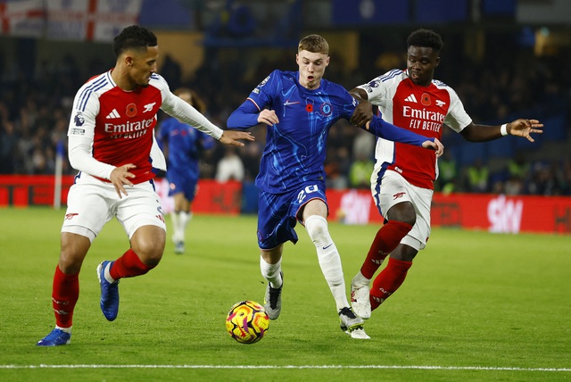 Cole Palmer chơi xông xáo trên hàng công Chelsea