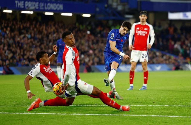 Pedro Neto san bằng cách biệt cho Chelsea chỉ sau ít phút