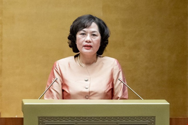  Thống đốc Ngân hàng Nhà nước Việt Nam Nguyễn Thị Hồng là thành viên Chính phủ đầu tiên trả lời chất vấn tại Kỳ họp thứ 8, Quốc hội khóa XV. Ảnh: Lâm Hiển