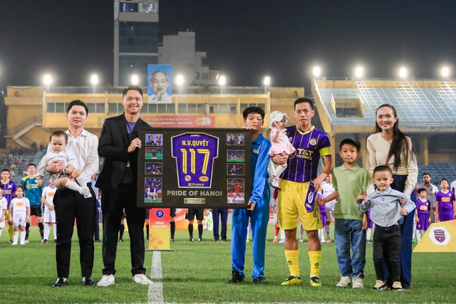  Văn Quyết được vinh danh khi phá kỷ lục ghi nhiều bàn thắng ở V-League