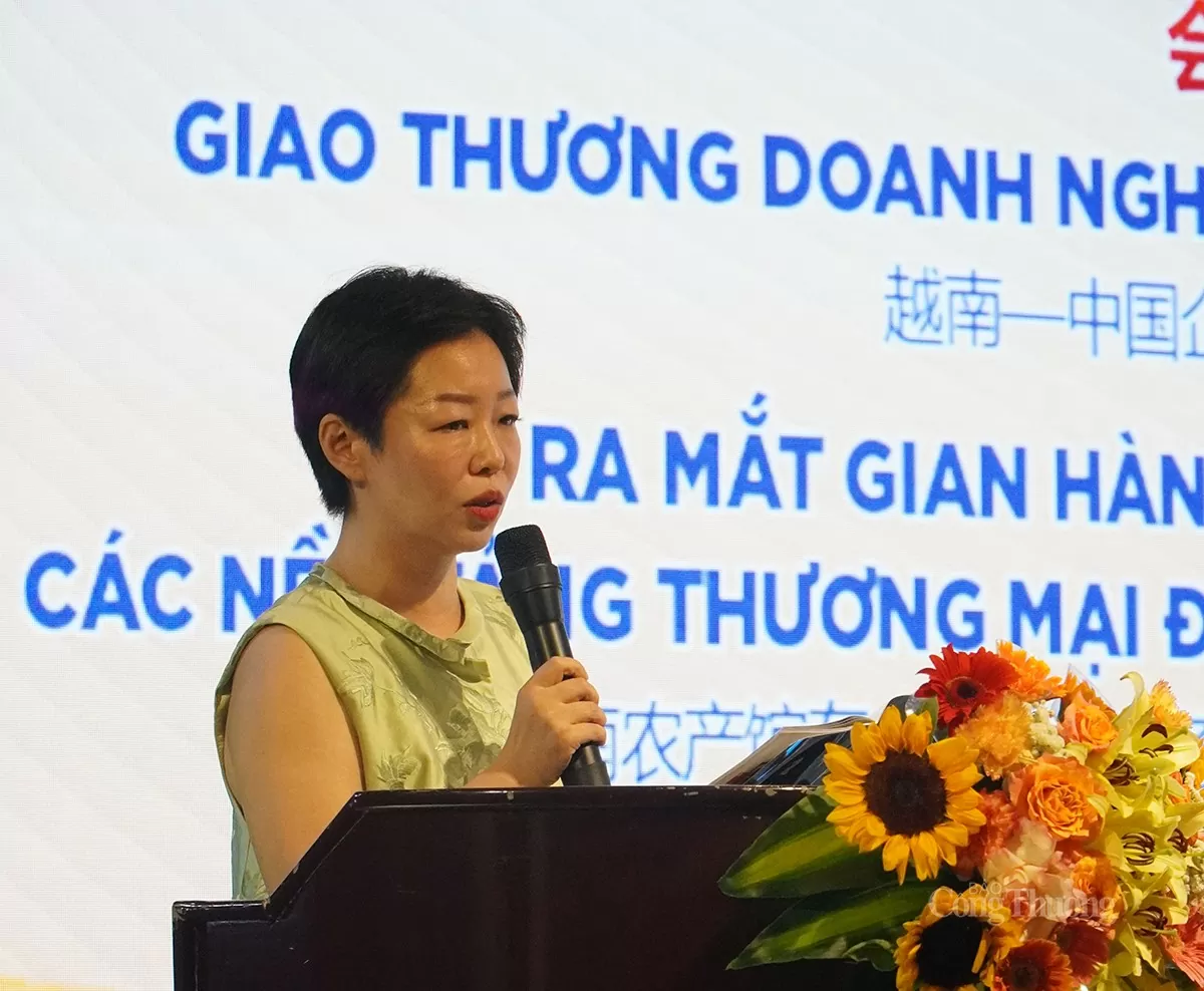  Bà Qi Ping - Tổng giám đốc Công ty Quản lý chuỗi cung ứng Sunwah Gelafood (tỉnh Hà Nam, Trung Quốc) - thông tin về gian hàng nông sản Việt Nam