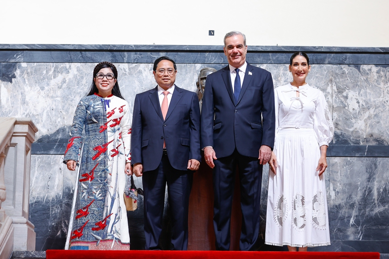  Thủ tướng Phạm Minh Chính và Phu nhân đến Phủ Tổng thống Cộng hoà Dominica, nơi Tổng thống Luis Rodolfo Abinader Corona và Phu nhân đã chờ sẵn. Hai nhà lãnh đạo và hai Phu nhân vui mừng gặp nhau lần đầu tiên tại Cộng hoà Dominica - Ảnh: VGP/Nhật Bắc