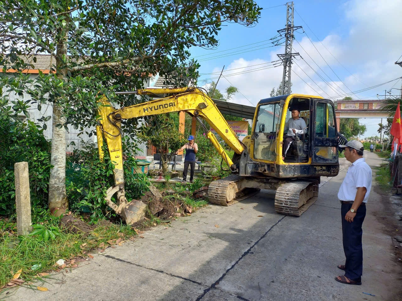  Những năm qua, phong trào hiến đất mở đường được người dân Quế Sơn hưởng ứng tích cực. Ảnh: T.L