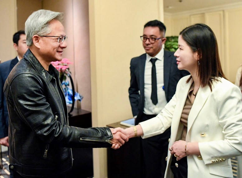  TS. Lê Thái Hà, Giám đốc Điều hành Quỹ VinFuture, chào đón ông Jensen Huang, Nhà sáng lập kiêm CEO của NVIDIA - Ảnh: VinFuture