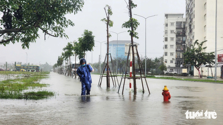  Thừa Thiên Huế lo mưa lớn khác thường, Huế cho các hồ chứa thủy điện, thủy lợi ở thượng nguồn các sông xả nước để đón lũ - Ảnh: NHẬT LINH