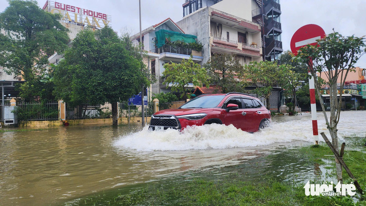  Mưa lớn có thể gây ngập cục bộ ở một số con đường trên địa bàn TP Huế - Ảnh: NHẬT LINH