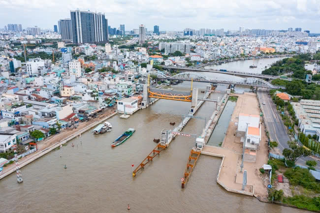  Thủ tướng yêu cầu tập trung tháo gỡ vướng mắc để triển khai dự án giải quyết ngập do triều ở TP.HCM, có xét đến yếu tố biến đổi khí hậu (dự án chống ngập 10.000 tỷ đồng). Ảnh: D.V.