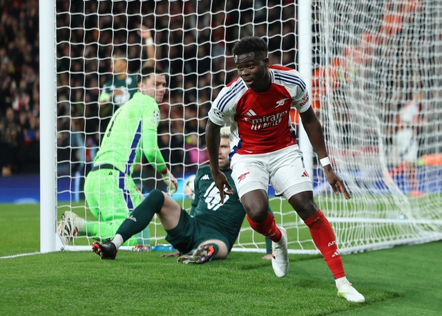 Bukayo Saka và Arsenal tiến bước mạnh mẽ ở Champions League