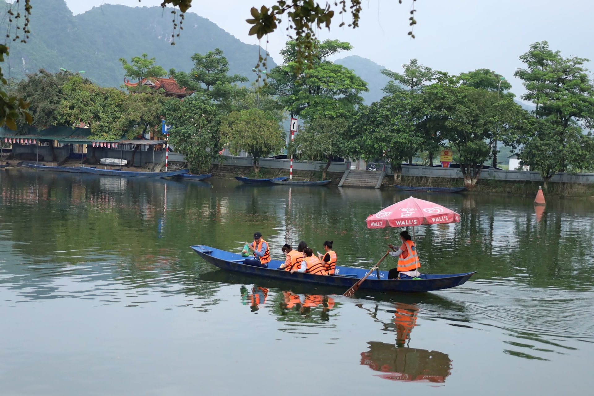  Nâng cao chất lượng dịch vụ vận chuyển du khách bằng thuyền đò ở chùa Hương là cần thiết. Ảnh: Kim Nhuệ