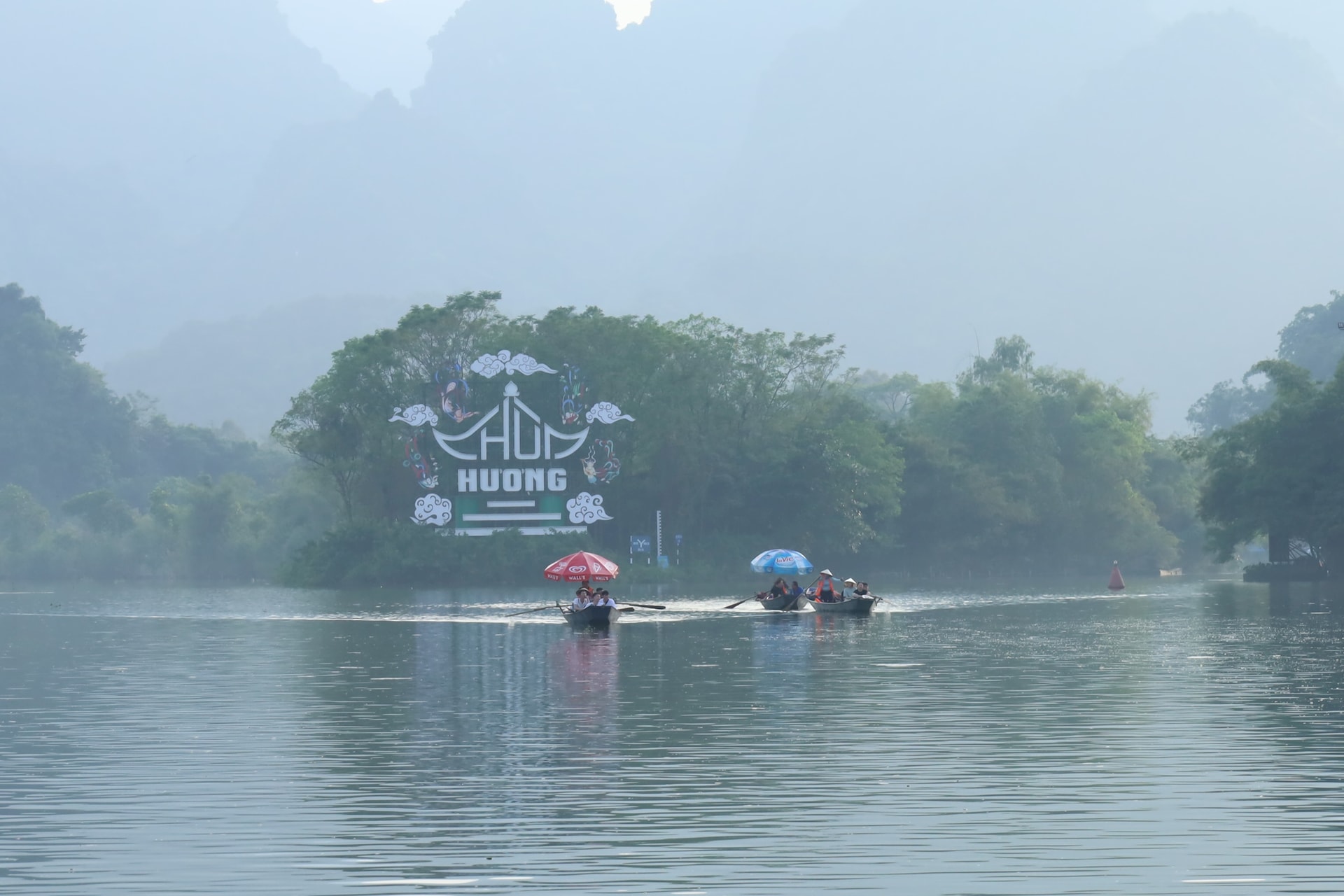  Quần thể di tích danh thắng chùa Hương (huyện Mỹ Đức) đang trở thành điểm đến hấp dẫn của du khách trong và ngoài mùa lễ hội. Ảnh: Kim Nhuệ