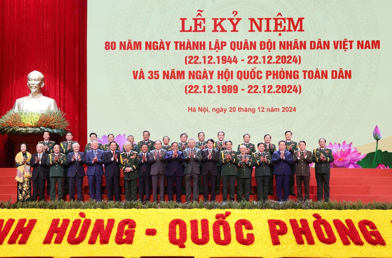  Tổng Bí thư cùng các đồng chí lãnh đạo Đảng, Nhà nước và Quân ủy Trung ương - Bộ Quốc phòng - Ảnh: VGP/Nhật Bắc