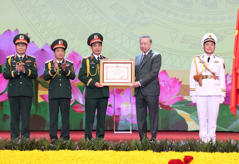  Thay mặt lãnh đạo Đảng, Nhà nước, Tổng Bí thư Tô Lâm trao Huân chương Hồ Chí Minh tặng Quân đội Nhân dân Việt Nam - Ảnh: VGP/Nhật Bắc