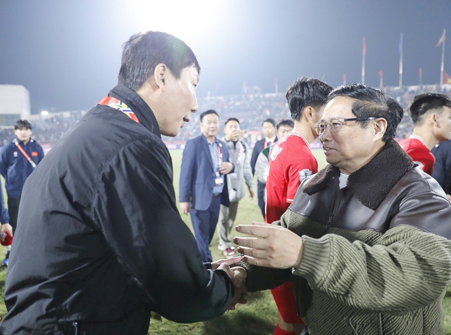  Thủ tướng Phạm Minh Chính chúc mừng HLV Kim Sang-sik đã hoàn thành chặng đua đầu tiên tại ASEAN Cup 2024, tiếp tục hướng tới chinh phục mục tiêu tiếp theo, trước mắt là 2 lượt trận bán kết gặp ĐT Singapore.