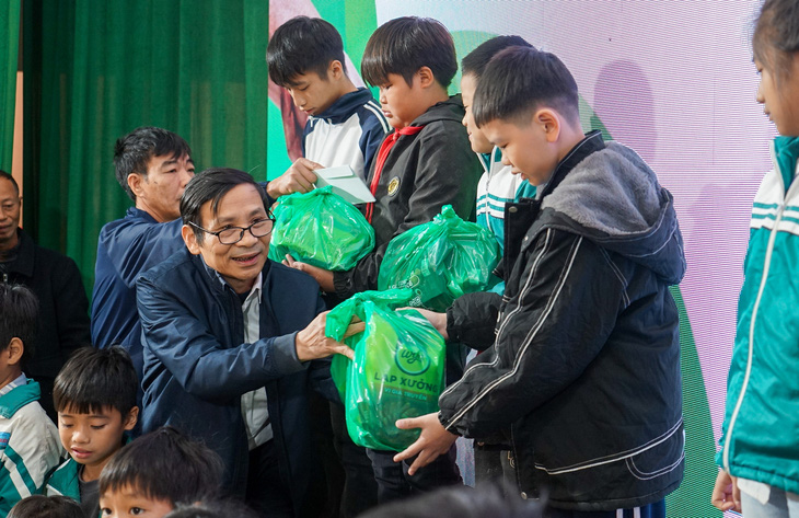  Lãnh đạo Hội Nông dân tỉnh Hải Dương trao quà của nhà tài trợ cho các em học sinh - Ảnh: VŨ TUẤN