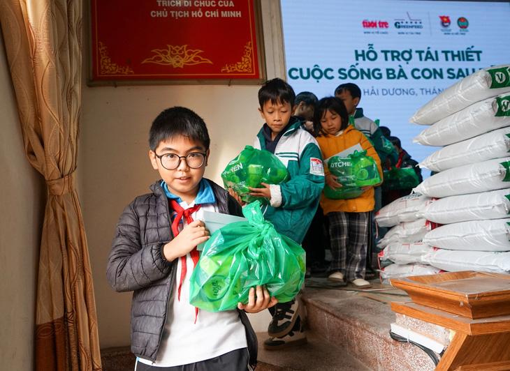  Học sinh khó khăn ở Nam Sách, Kim Thành phấn khởi nhận học bổng và quà của nhà tài trợ - Ảnh: VŨ TUẤN