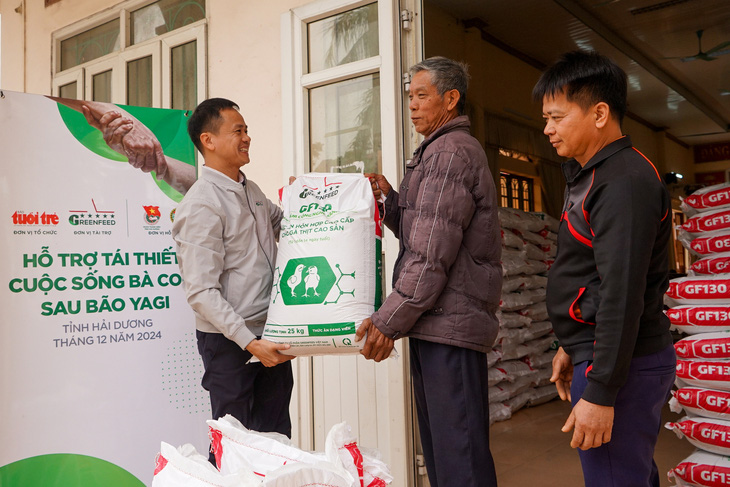  Nông dân khó khăn ở Hải Dương nhận hỗ trợ thức ăn chăn nuôi tái thiết sản xuất - Ảnh: VŨ TUẤN