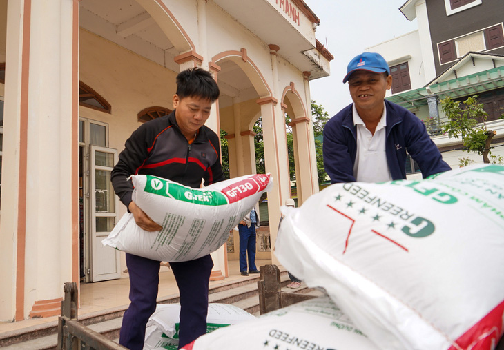  Nông dân Hải Dương bị thiệt hại nặng nề vì bão Yagi nhận hỗ trợ, quyết tâm khôi phục chăn nuôi - Ảnh: VŨ TUẤN