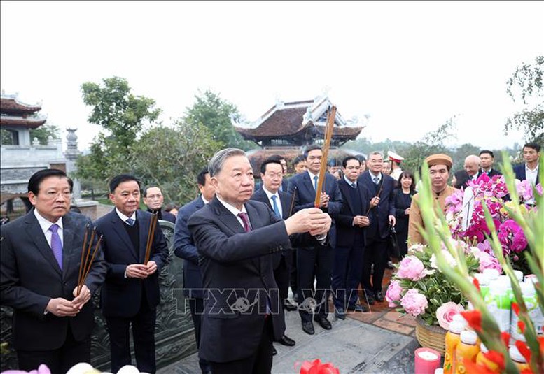  Tổng Bí thư Tô Lâm và đoàn công tác dâng hoa, dâng hương tại Đền Chung Sơn - Đền thờ gia tiên Chủ tịch Hồ Chí Minh. Ảnh: TTXVN