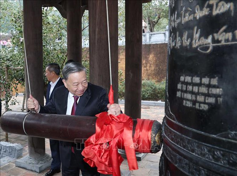  Tổng Bí thư Tô Lâm thỉnh chuông tại Đền Chung Sơn - Đền thờ gia tiên Chủ tịch Hồ Chí Minh ở Nghệ An. Ảnh: TTXVN