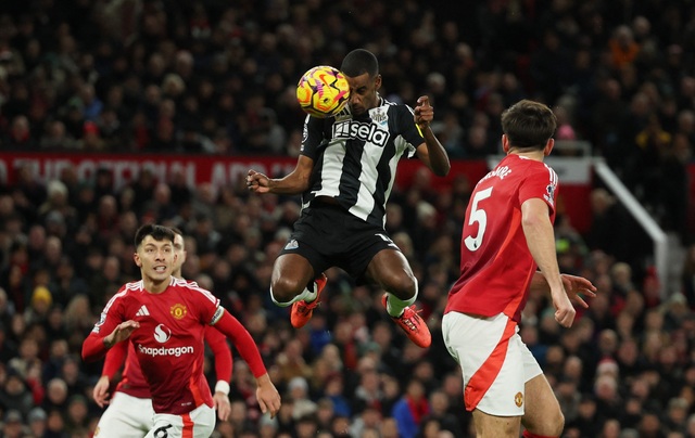  Alexander Isak đánh đầu ghi bàn mở tỉ số cho Newcastle