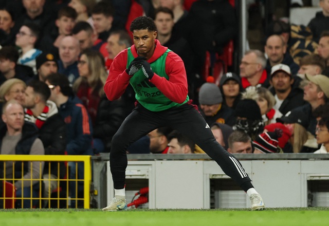  Marcus Rashford khởi động nhưng vẫn không được ra sân thi đấu