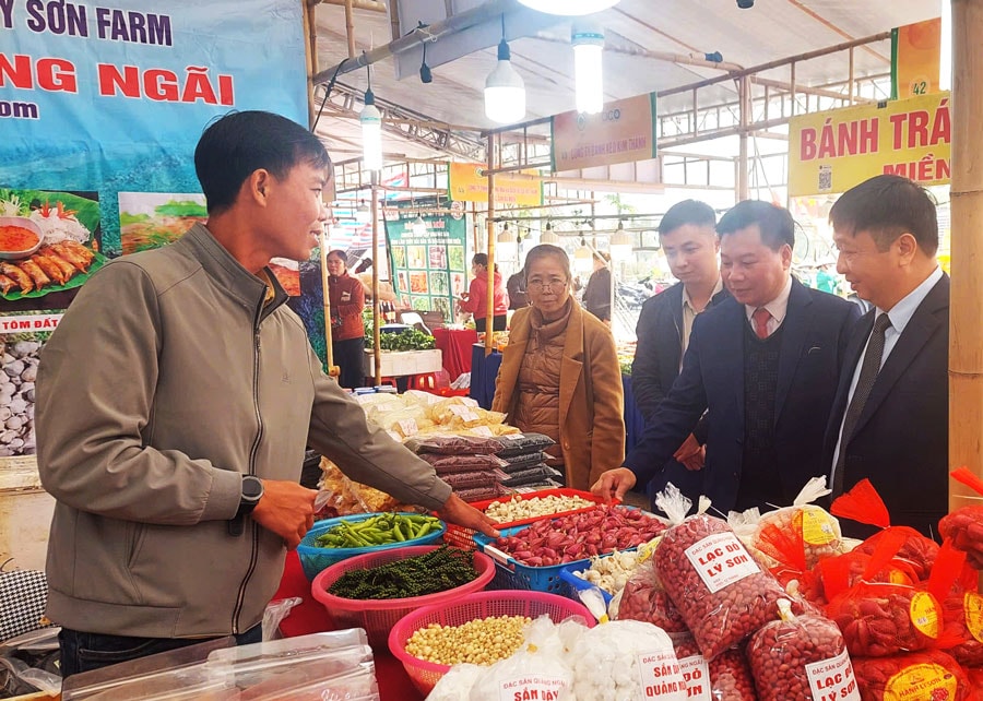  Người tiêu dùng lựa chọn hàng hóa tại Tuần hàng tư vấn, giới thiệu, xúc tiến tiêu thụ sản phẩm OCOP, làng nghề, nông sản thực phẩm an toàn tổ chức ở huyện Thạch Thất, tháng 12-2024. Ảnh: Hương Giang