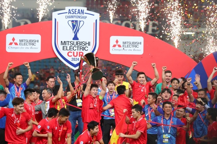  Đội tuyển Việt Nam nhận mưa tiền thưởng sau khi vô địch Asean Cup 2024. Ảnh: Baotintuc