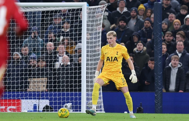  Thủ môn tân binh Antonin Kinsky sắm vai 'người hùng' của Tottenham