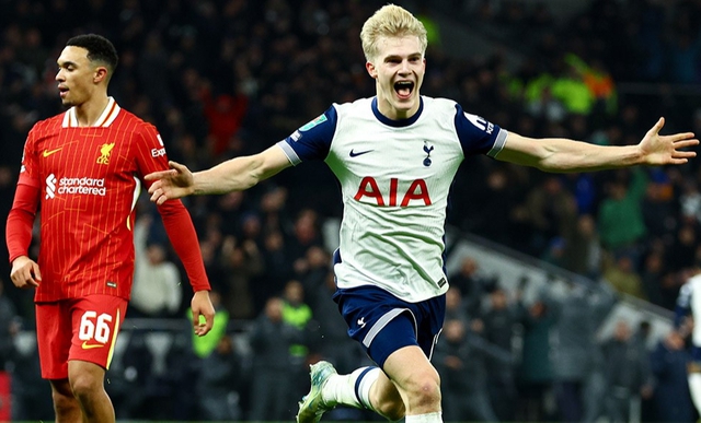  Lucas Bergvall ghi bàn mở tỉ số cho Tottenham