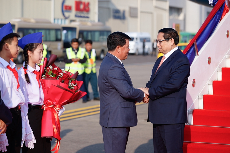  Đón Thủ tướng tại sân bay quốc tế Wattay có Bộ trưởng, Chủ nhiệm Văn phòng Phủ Thủ tướng Lào Buakhong Nammavong; Thứ trưởng Ngoại giao Lào Phonsavan Sisoulath; lãnh đạo Thủ đô Vientiane, Đại sứ Lào tại Việt Nam Khamphao Ernthavanh - Ảnh: VGP/Nhật Bắc