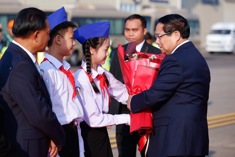  Các cháu thiếu nhi tặng Thủ tướng bó hoa tươi thắm - Ảnh: VGP/Nhật Bắc