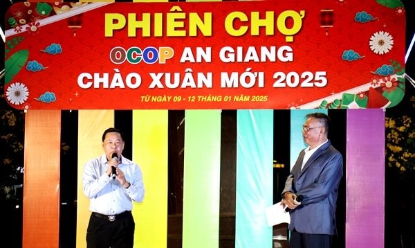  Ông Lê Trung Hiếu – Giám đốc Trung tâm Xúc tiến thương mại và đầu tư tỉnh An Giang phát biểu khai mạc - Ảnh: Tô Văn