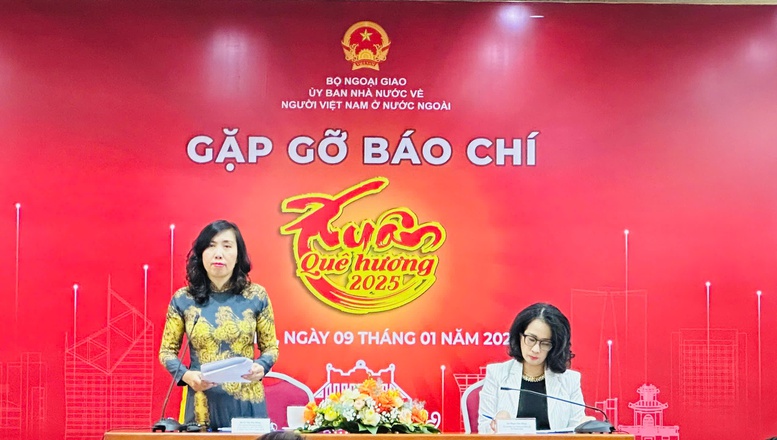  Thứ trưởng Bộ Ngoại giao Lê Thị Thu Hằng, Chủ nhiệm Ủy ban Nhà nước về người Việt Nam ở nước ngoài thông tin tại buổi gặp gỡ báo chí về chương trình Xuân Quê hương. Ảnh: VGP/Diệp Anh