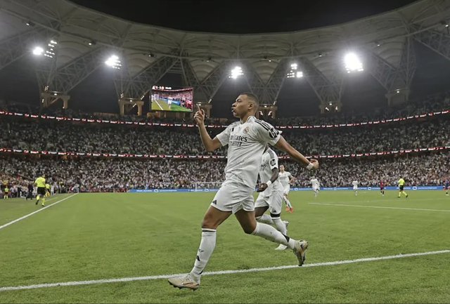  Kylian Mbappe mở tỉ số cho Real Madrid sau pha độc diễn đẳng cấp